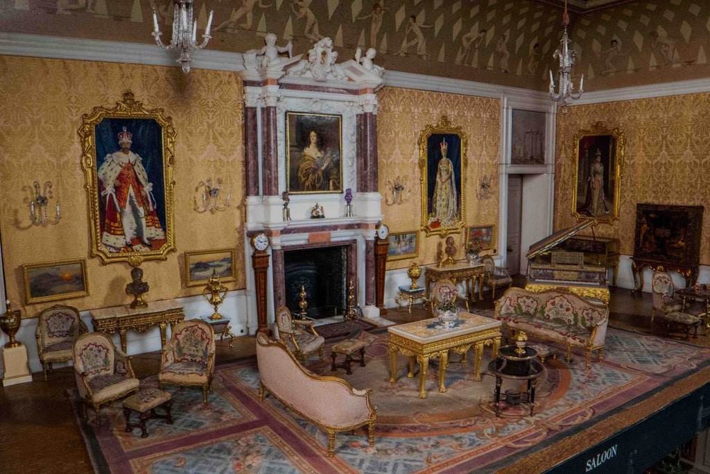 ジグソーパズル　QUEEN MARYS DOLLS HOUSE 木枠付き　完成品 Queen Mary's Treasures: 100 Years of the World's Most Famous House